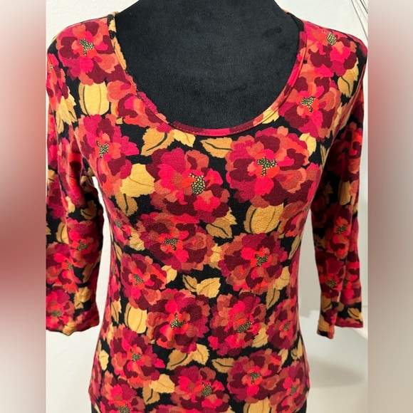 Harold’s 3/4 sleeve fitting top Festive Floral Delight: Vibrant Holiday Blooms - Picture 2 of 7